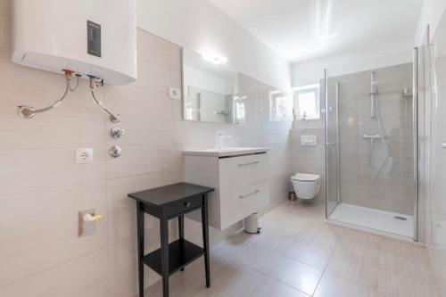 マリンスカにあるVilla Ivka - 100 m do plaže uvala Soline - KRKのシャワー、洗面台、トイレ付きのバスルーム