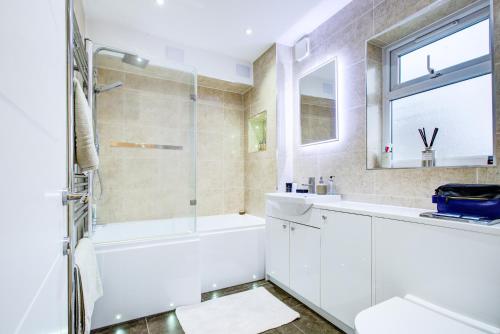 y baño con ducha, lavabo y aseo. en leigh Penthouse Apartment en Leigh-on-Sea