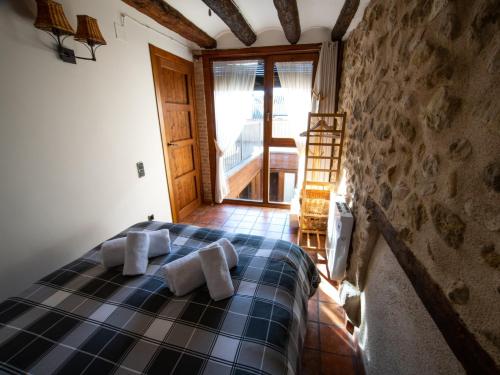 1 dormitorio con 1 cama con 2 toallas en CAL PREMSET turisme rural Arnes, en Arnes