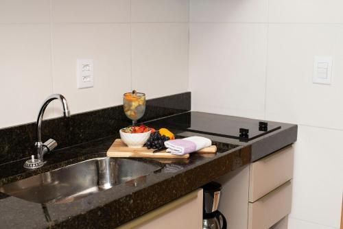 Kuchyň nebo kuchyňský kout v ubytování Charmoso Estúdio em Muro Alto com Vista para piscina