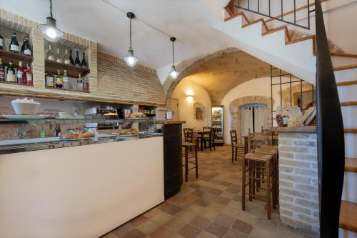 un restaurante con barra y un bar con taburetes en Cuore Nero Food and Relax, en Santo Stefano di Sessanio