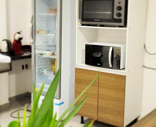 La cuisine est équipée d'un four micro-ondes et d'un réfrigérateur. dans l'établissement Pousada São José, à Joinville