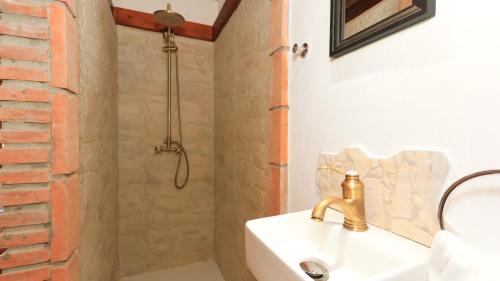 bagno con lavandino e doccia di La PacAna Álora by Ruralidays ad Alora