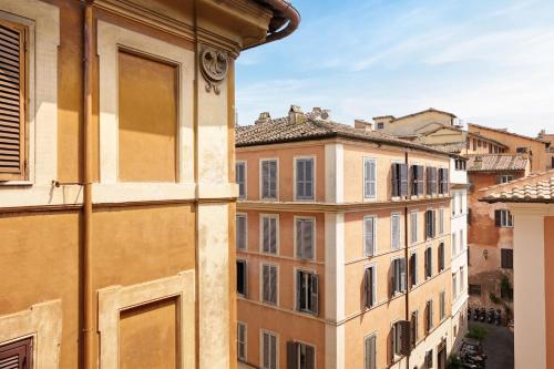 vista sugli edifici di una città di Borghese Contemporary Hotel a Roma