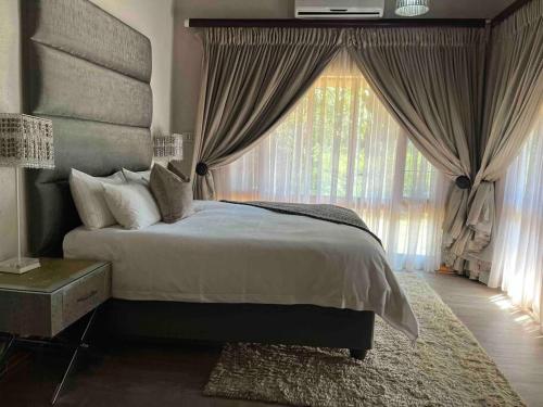Säng eller sängar i ett rum på Rifumo Luxury Villa in Kruger Park Lodge