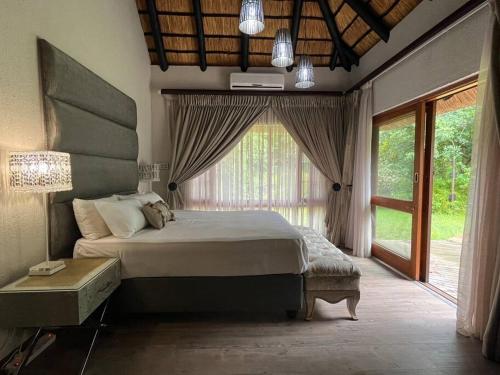 Säng eller sängar i ett rum på Rifumo Luxury Villa in Kruger Park Lodge