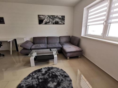 a living room with a couch and a table at Neue Bungalow Ferienwohnung in Ansbach
