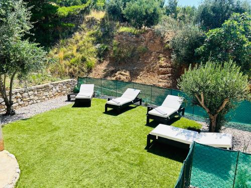 een tuin met stoelen en een zwembad met een hek bij Apartment Alja, Sara i Nevio jacuzzi in Dugi Rat