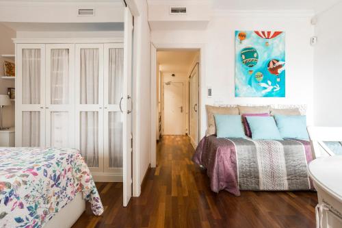 バルセロナにあるBeautiful y Luxury Apartment centrallylocatedのベッドルーム1室(ベッド2台付)、バスルーム1室が備わります。