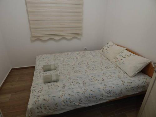 a bed with two pillows on it in a bedroom at Zvezda vodilja 2 in Veternik