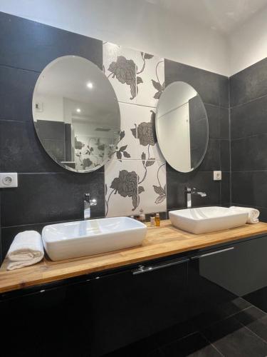 uma casa de banho com um lavatório e um espelho em Appartement T3, dernier étage, vue dégagée em Ajaccio
