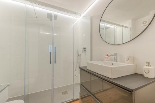 ein Bad mit einem Waschbecken und einem Spiegel in der Unterkunft Casa Joelle in Courmayeur