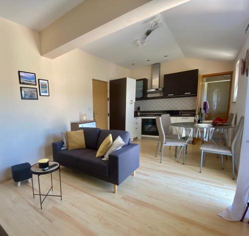 un soggiorno con divano blu e una cucina di Apartmani Franciska a Rab