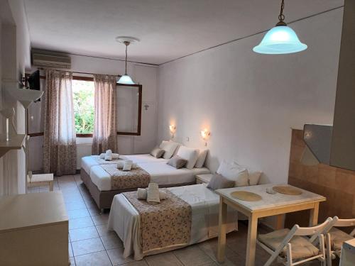 salon z 2 łóżkami i kanapą w obiekcie Argostoli Rooms w mieście Argostoli