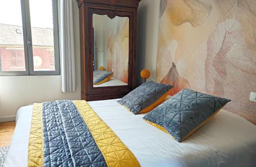 a bedroom with a large bed and a mirror at Le Relais des 4 Saisons - Chambres d'hôtes B&B en Baie de Somme in Saint-Valery-sur-Somme
