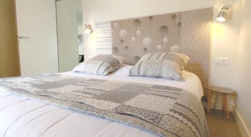 1 dormitorio con 1 cama blanca grande y 2 almohadas en Le Relais des 4 Saisons - Chambres d'hôtes B&B en Baie de Somme en Saint-Valery-sur-Somme
