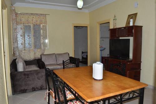 傑迪代的住宿－Maison privée avec terrasse ensoleillée，客厅配有桌子和电视