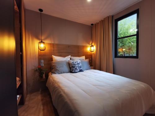 Schlafzimmer mit einem großen weißen Bett und einem Fenster in der Unterkunft Bootsmann 09 in Schashagen