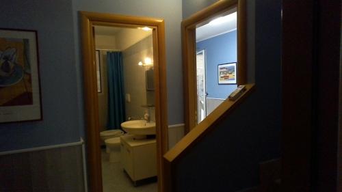 トッレ・スペッキア・ルッジェーリにあるVilletta Silvana tra mare e pineta self check in dopo le 20の洗面台、トイレ、鏡のあるバスルーム