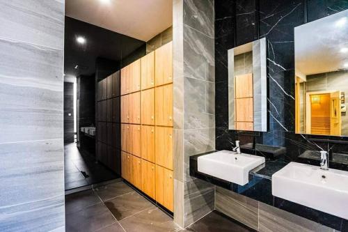 La salle de bains est pourvue de 2 lavabos et d'un miroir. dans l'établissement WinnieThePooh#BathtubPoolSeaview, à Malacca