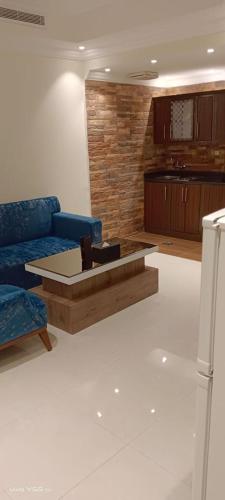 a living room with a couch and a table at فندق بلفيو بارك رويال Bellevue Park Royal Hotel in Taif