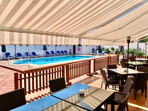 Bazén v ubytování Hotel Tugasa Sierra y Cal nebo v jeho okolí