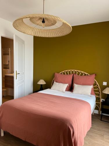 1 dormitorio con 1 cama grande con manta roja en RESIDENCE MONTANA, en Cholet