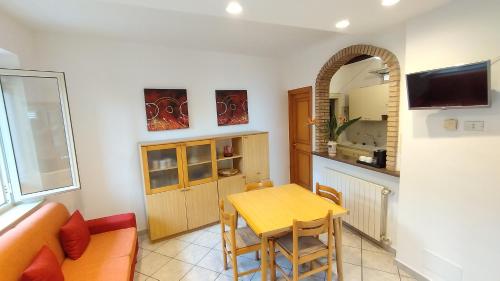 ein Wohnzimmer mit einem Tisch und einer Küche in der Unterkunft Casa Carmela Panoramic Center Apartment in Taormina