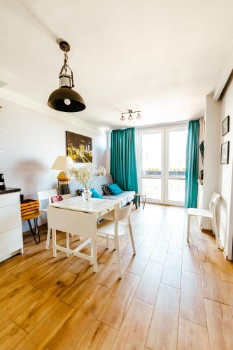 Bright 14th Flr Sunset City Park View by PolandBnB