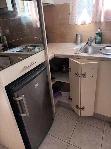 Argostoli Rooms tesisinde mutfak veya mini mutfak