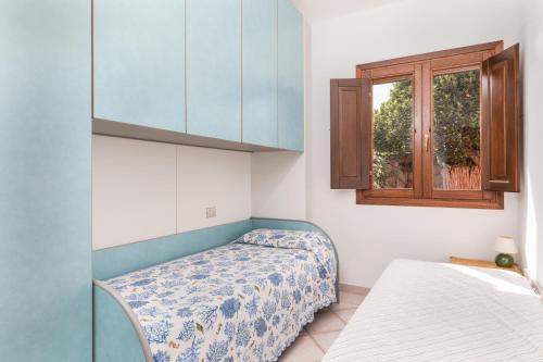 a small room with a bed and a window at Trilocale Portovenere Baia II in Cannigione