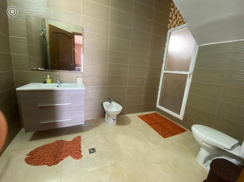 uma casa de banho com um lavatório, um WC e um chuveiro em La perla 