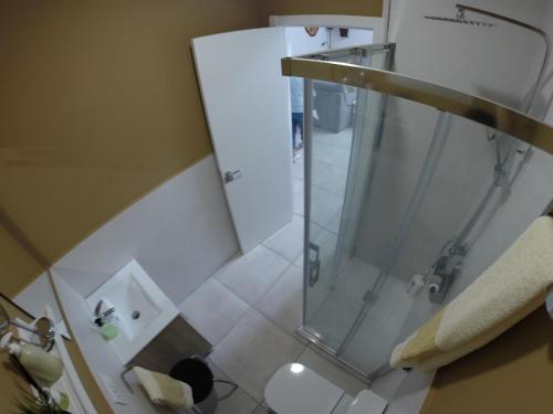 a bathroom with a shower with a glass door at Casa Huidobro Valle 