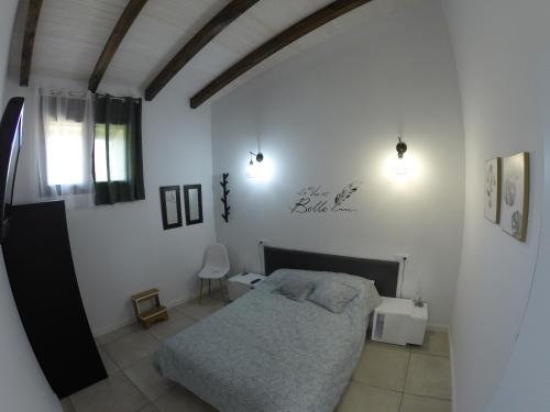 Un dormitorio con una cama en una habitación blanca. en Casa Huidobro Valle, en Sardón de los Frailes