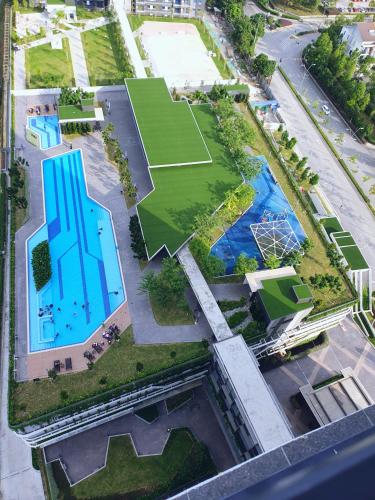 an overhead view of a pool and a tennis court at New Modern Condo with Pool at Bangi in Kampong Tangkas