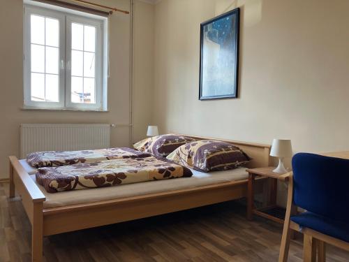 ダルウォボにあるPokoje Gościnne na Podzamczuのベッドルーム1室(ベッド1台、青い椅子付)