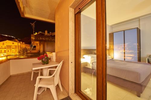 1 dormitorio con 1 cama y 1 mesa con silla en B&B Torre Talao, en Scalea