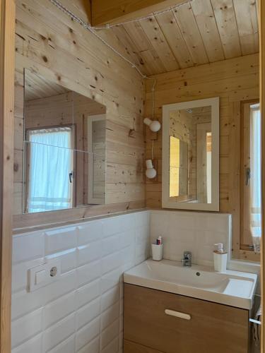 ein Bad mit einem Waschbecken und einem Spiegel in der Unterkunft La casita del sopapo in Chiclana de la Frontera