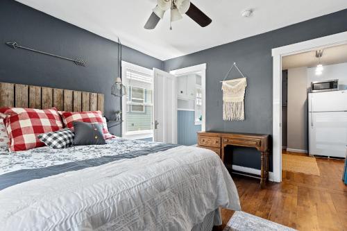 - une chambre avec un lit et un ventilateur de plafond dans l'établissement Modern meets cozy - minutes from downtown., à Rapid City