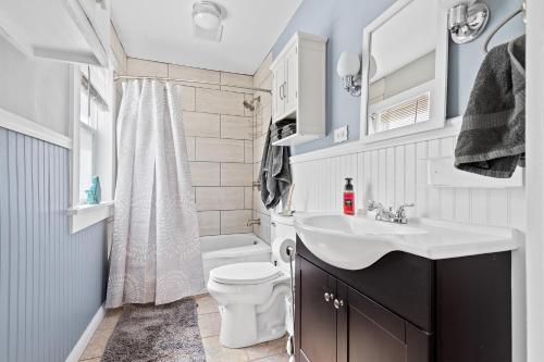 La petite salle de bains est pourvue d'un lavabo et de toilettes. dans l'établissement Modern meets cozy - minutes from downtown., à Rapid City