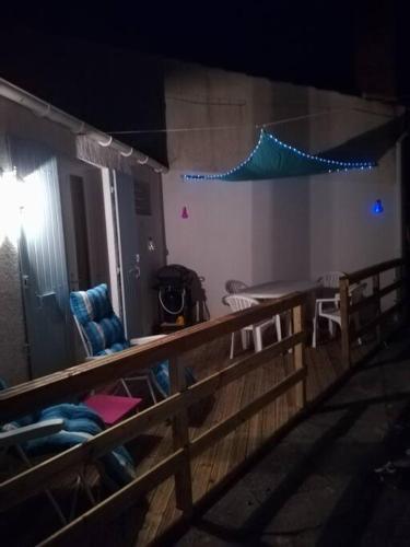 a room with a fence and a table and chairs at Studio pied dans l'eau Petite Plage de Domino pour 4 personnes in Les Sables Vignier