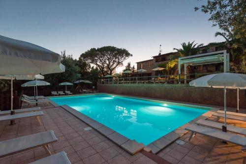 a swimming pool with lounge chairs and umbrellas at Serraiola Alta in Monterotondo