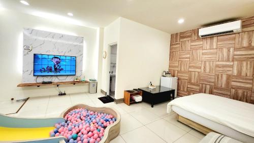 a bedroom with a bed and a flat screen tv at Happiness Yes Inn in Luodong