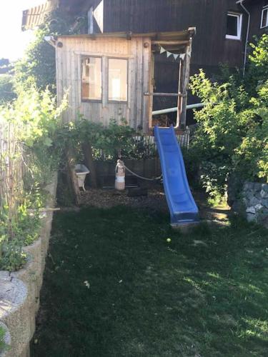 a blue slide in the yard of a house at Waldheim Lindenfels in Lindenfels
