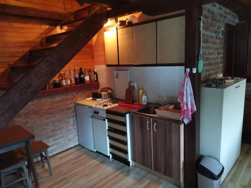 a small kitchen with a sink and a refrigerator at Vikendica na Drini DRINSKI ODMOR in Crnča