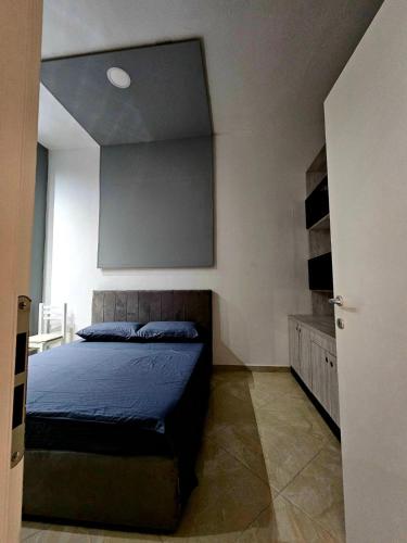 una camera da letto con un letto e una grande finestra di Vela Apartment a Durrës