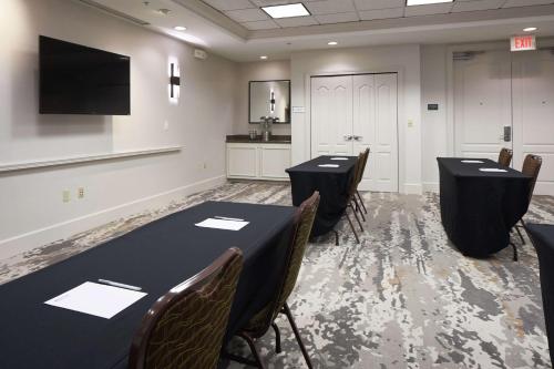 TV a/nebo společenská místnost v ubytování Hilton Garden Inn Evansville