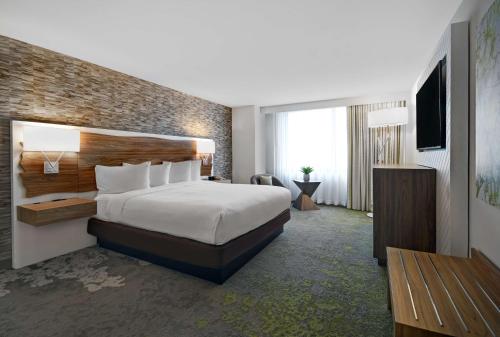 Кровать или кровати в номере Hilton Hasbrouck Heights-Meadowlands