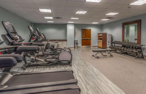DoubleTree by Hilton New Bern - Riverfrontにあるフィットネスセンターまたはフィットネス設備