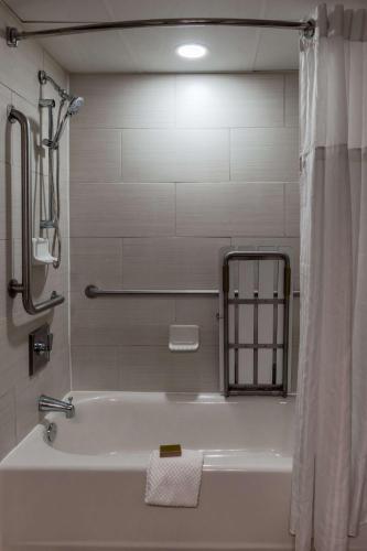 ニューバーンにあるDoubleTree by Hilton New Bern - Riverfrontのバスルーム(白いバスタブ、シャワー付)